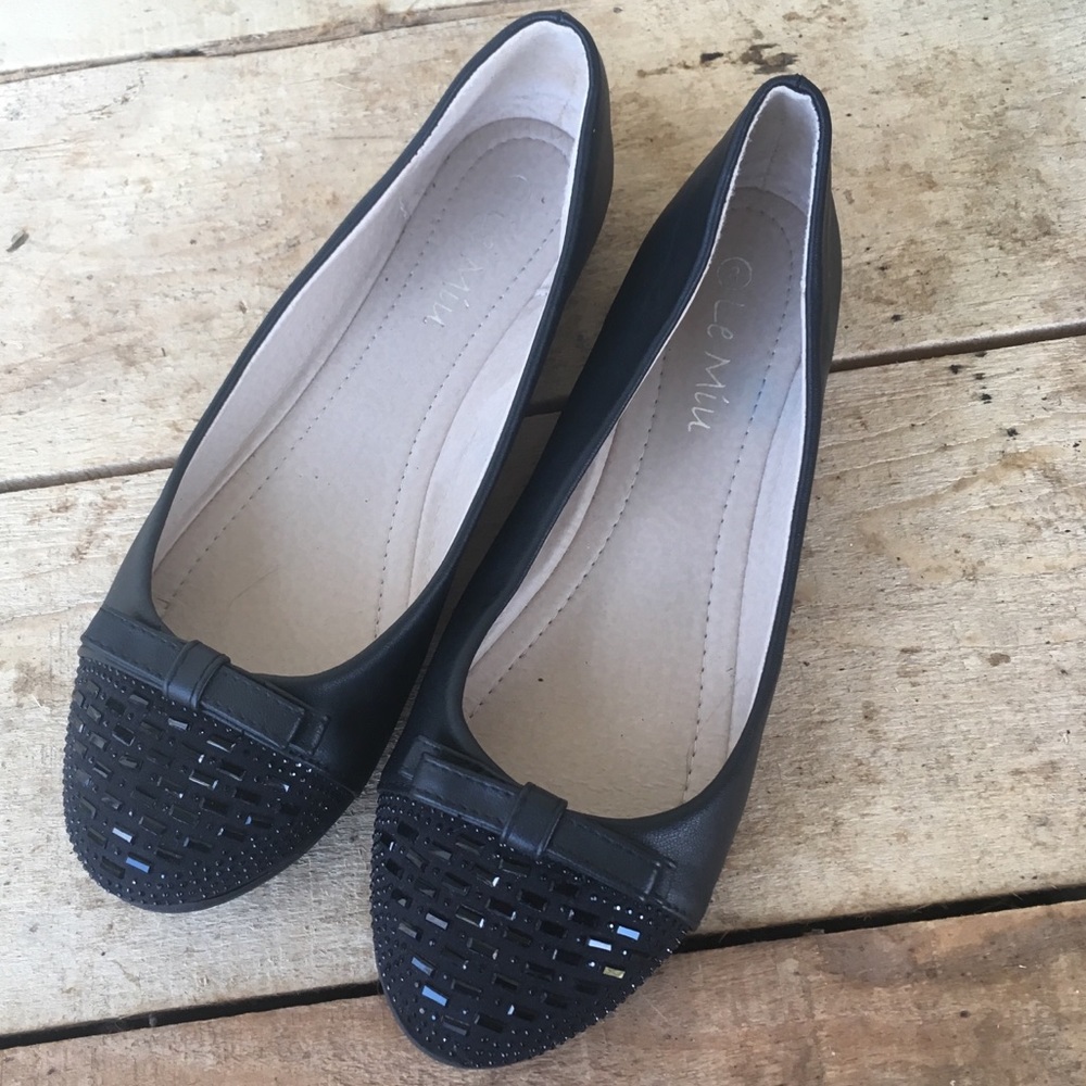 Le Miu Black flats w/bow and jeweled detail size 8